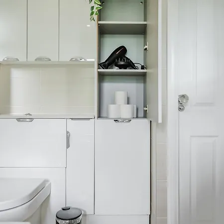 شقة Bright 4br With Garden With Free Parking And Sleeps Up To 9