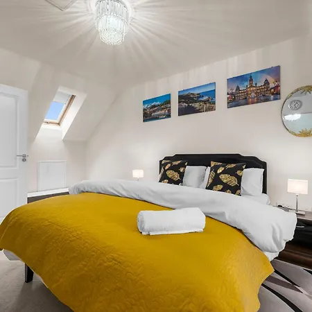 4 Bedroom House In * Manchester