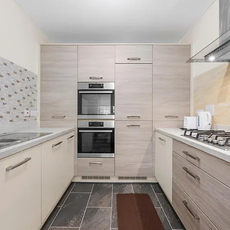 4 Bedroom House In * Manchester