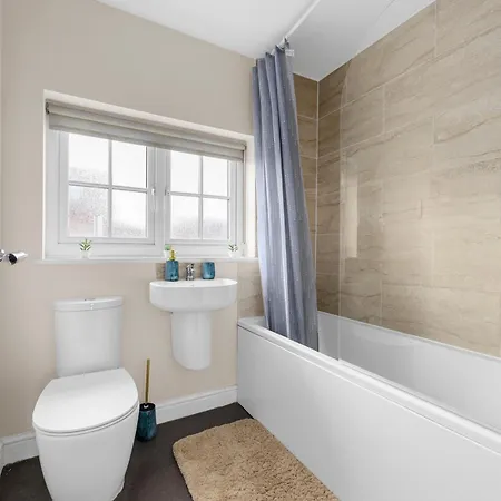 4 Bedroom House In Apartment Manchester