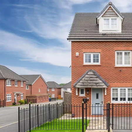 4 Bedroom House In * Manchester