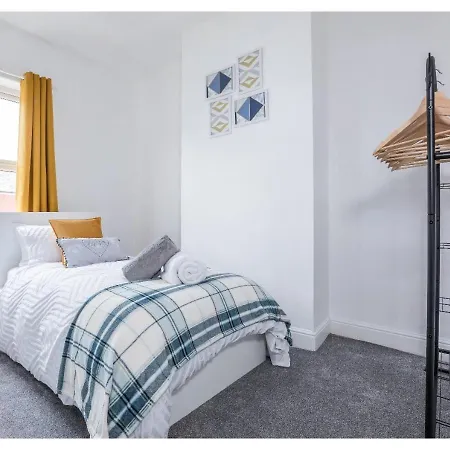 Modern 3bd House In Salford, With Free Parking Apartment *