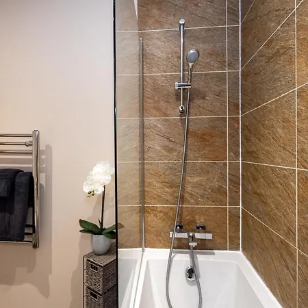 Salford - 1 Bed - Free Parking - Fast Wi Fi By Av Hughes * مانشستر