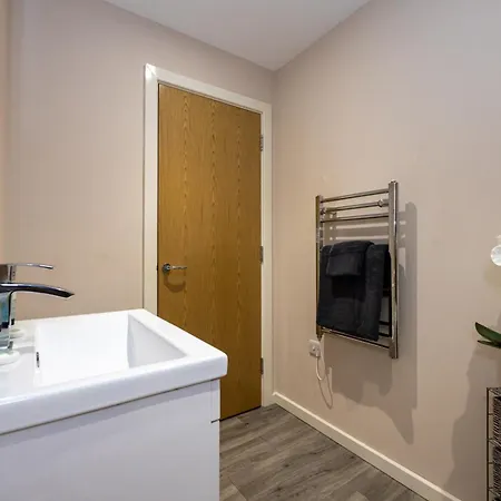 Salford - 1 Bed - Free Parking - Fast Wi Fi By Av Hughes * Manchester