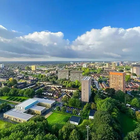 Modern 2 Bed Penthouse With Stunning Views In Center Apartament