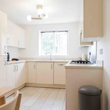 S Veranda - Near Lidl & Bus -4 Bed 6 Sleep *