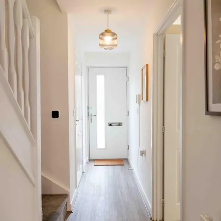 S Veranda - Near Lidl & Bus -4 Bed 6 Sleep Nyaraló *