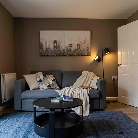 S Veranda - Near Lidl & Bus -4 Bed 6 Sleep Manchester