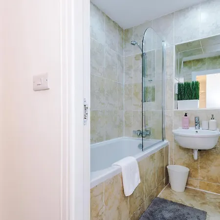 Cosy 2br In Center - With Wifi, Kitchen & Parking Apartamento