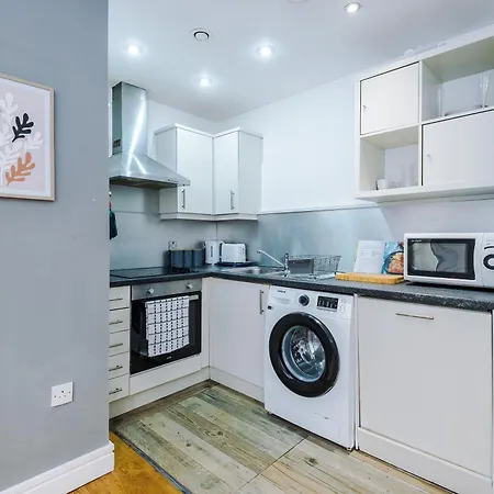 Cosy 2br In Center - With Wifi, Kitchen & Parking *