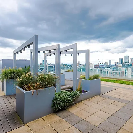 Duplex In Salford, 2br&2ba, Full Kitchen *