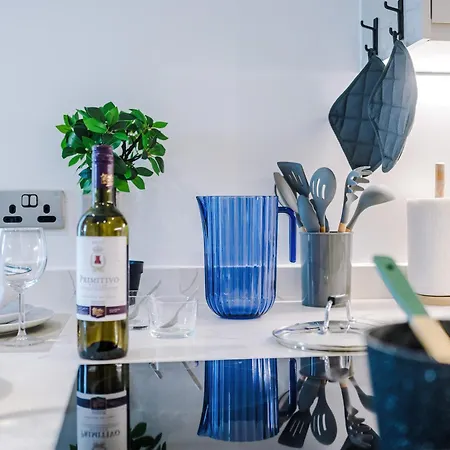 Duplex In Salford, 2br&2ba, Full Kitchen