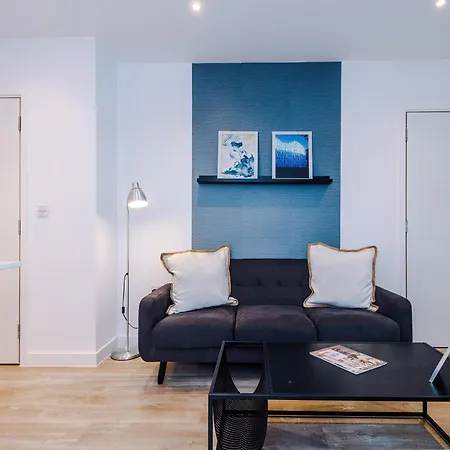 Duplex In Salford, 2br&2ba, Full Kitchen