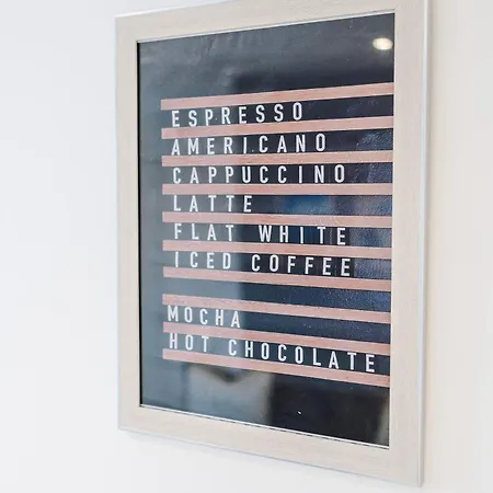 Duplex In Salford, 2br&2ba, Full Kitchen *