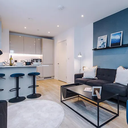 דירה Duplex In Salford, 2br&2ba, Full Kitchen *