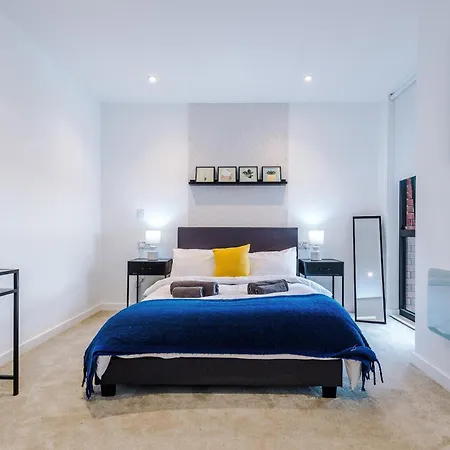 Duplex In Salford, 2br&2ba, Full Kitchen *