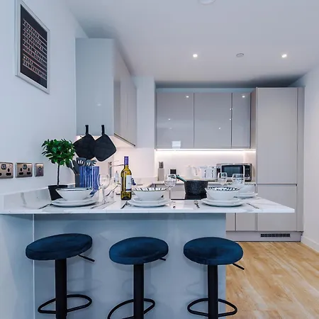 Duplex In Salford, 2br&2ba, Full Kitchen דירה