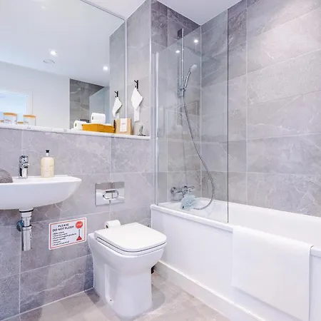 Duplex In Salford, 2br&2ba, Full Kitchen דירה מנצ'סטר