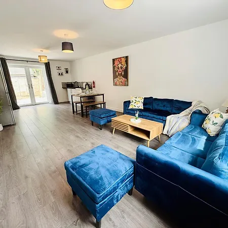 Spacious 4 Bed Near Metrolink Whitefield Manchester