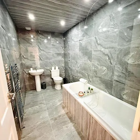 Spacious 4 Bed Near Metrolink Whitefield *