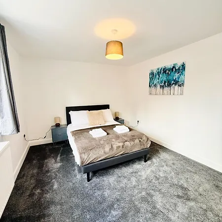 Spacious 4 Bed Near Metrolink Whitefield Manchester