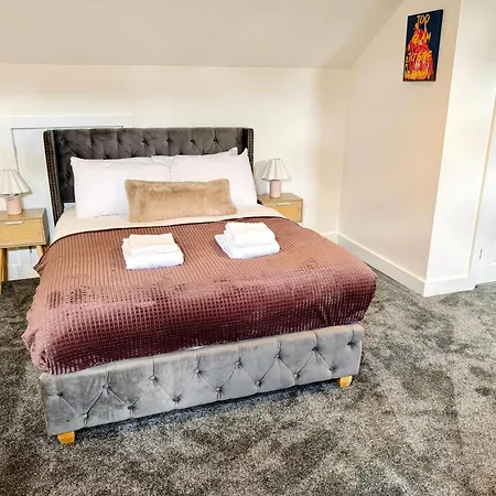 Spacious 4 Bed Near Metrolink Whitefield