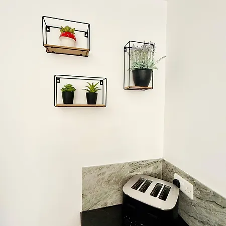 Holiday home Spacious 4 Bed Near Metrolink Whitefield Manchester