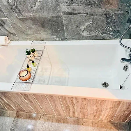 Spacious 4 Bed Near Metrolink Whitefield *