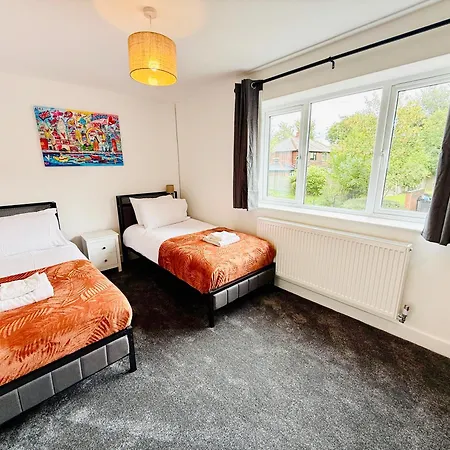 Spacious 4 Bed Near Metrolink Whitefield *