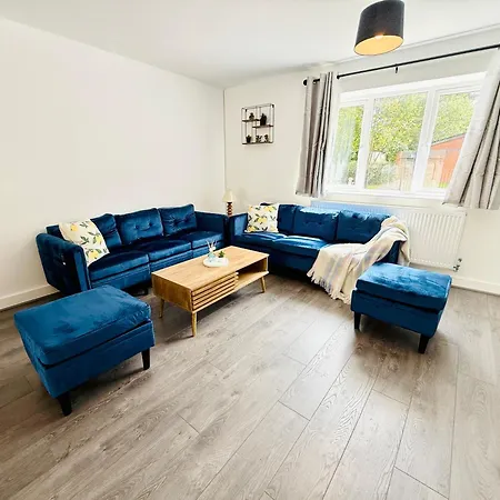 Spacious 4 Bed Near Metrolink Whitefield Manchester