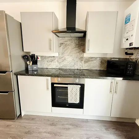 Spacious 4 Bed Near Metrolink Whitefield