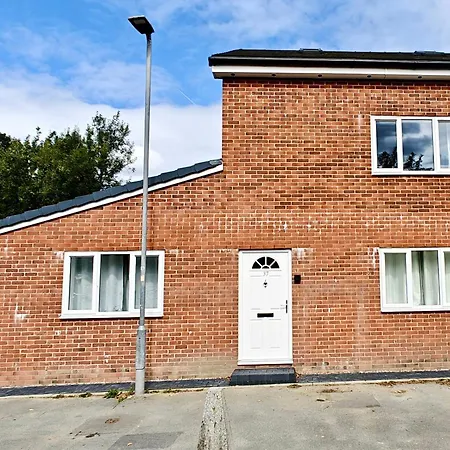 Holiday home Spacious 4 Bed Near Metrolink Whitefield