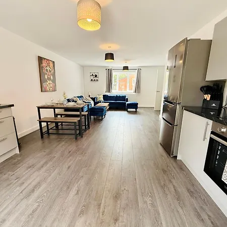 Holiday home Spacious 4 Bed Near Metrolink Whitefield *