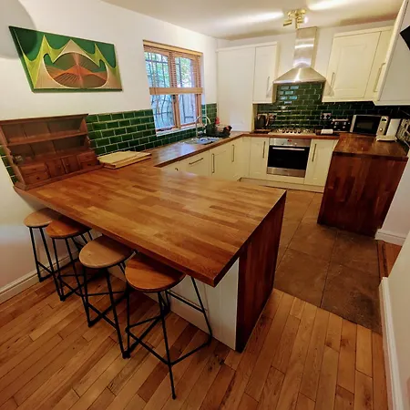 Detached House With Gated Parking In Whalley Range, Near Centre Βίλα