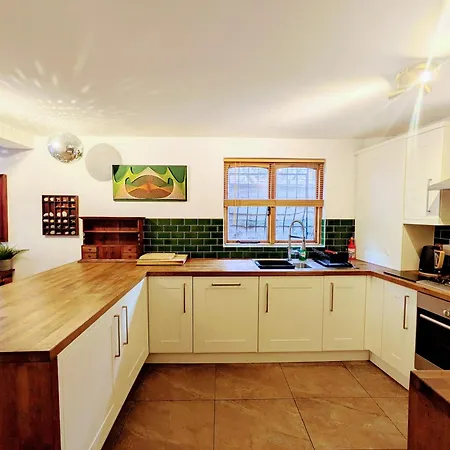 Detached House With Gated Parking In Whalley Range, Near Centre Βίλα *