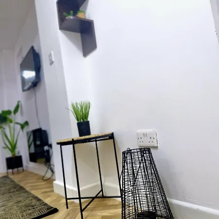 Elite Service 5min To Tram, Direct To Manchester, 5 Min Drive To High Street & M60 J17 *