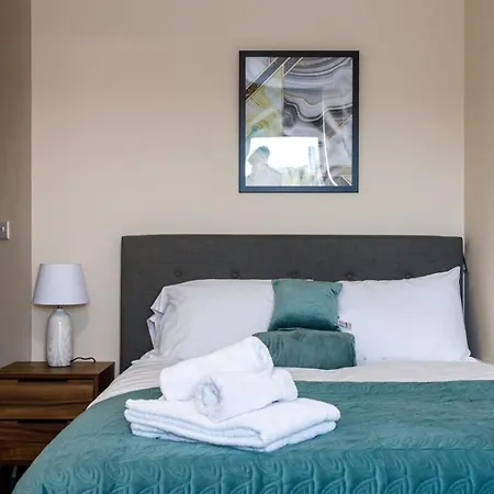 Contemporary & Bright 2 Bed Manchester