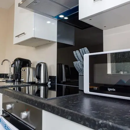 Апартаменты Contemporary & Bright 2 Bed Манчестер