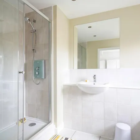 Holiday home Modern 4-bdr House + Parking | Walk To Centre *