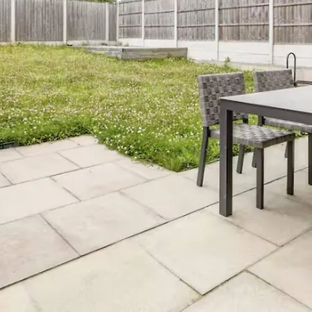 Modern 4-bdr House + Parking | Walk To Centre Holiday home *