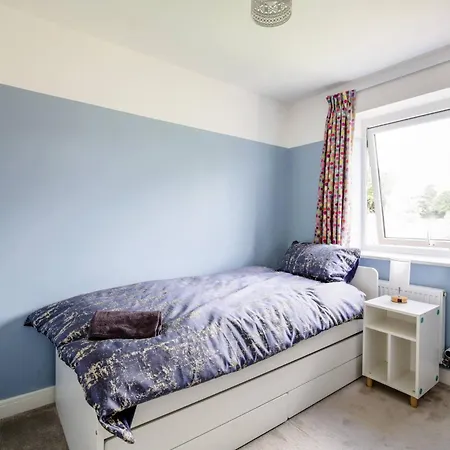 Modern 4-bdr House + Parking | Walk To Centre Holiday home *