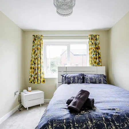 Modern 4-bdr House + Parking | Walk To Centre Holiday home Manchester