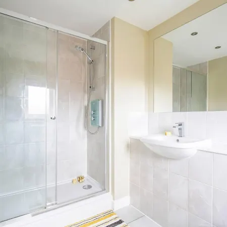 Modern 4-bdr House + Parking | Walk To Centre