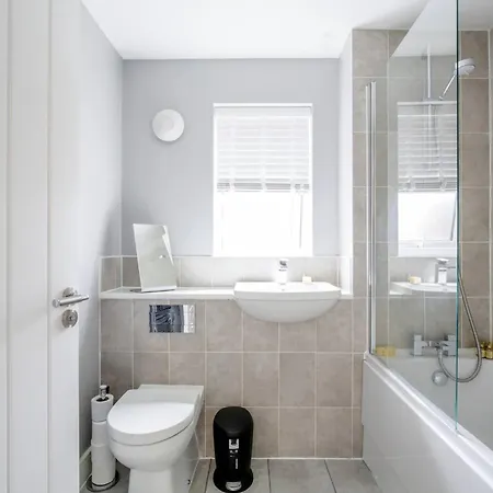 Holiday home Modern 4-bdr House + Parking | Walk To Centre Manchester