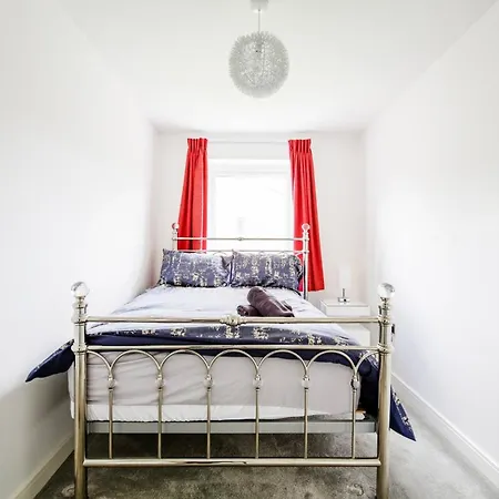 Modern 4-bdr House + Parking | Walk To Centre Holiday home