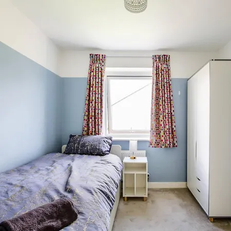 Holiday home Modern 4-bdr House + Parking | Walk To Centre