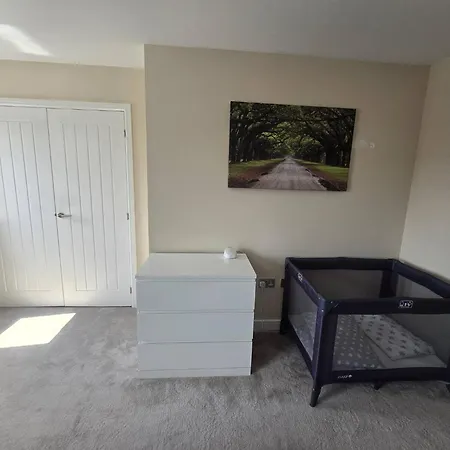 Modern 4-bdr House + Parking | Walk To Centre Manchester