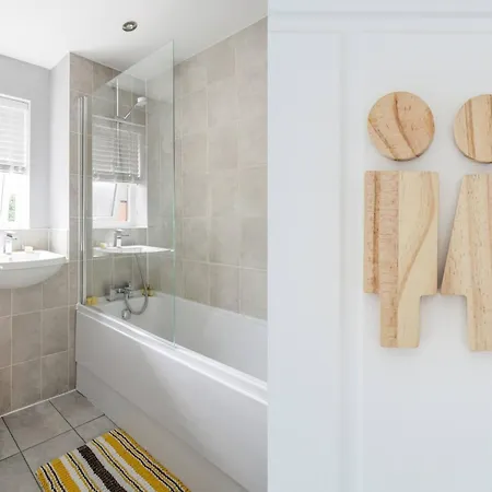Modern 4-bdr House + Parking | Walk To Centre