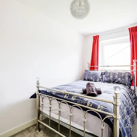 Holiday home Modern 4-bdr House + Parking | Walk To Centre