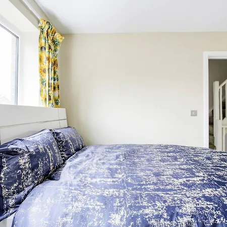 Modern 4-bdr House + Parking | Walk To Centre Holiday home *